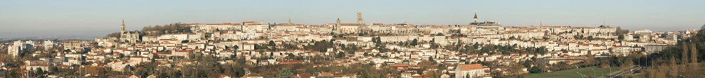Angoulême vue depuis les hauteurs : les toits de la ville et sa cathédrale